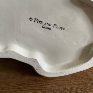 Fitz and Floyd Cream Ceramic Art Piece